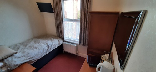 Single Ensuite with Comfy Chair