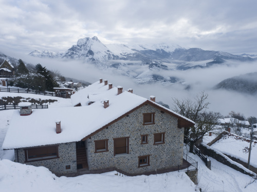 Apartamentos los Picos de Europa (Colio, Valle de Liebana) durante la nevada Enero 2021.