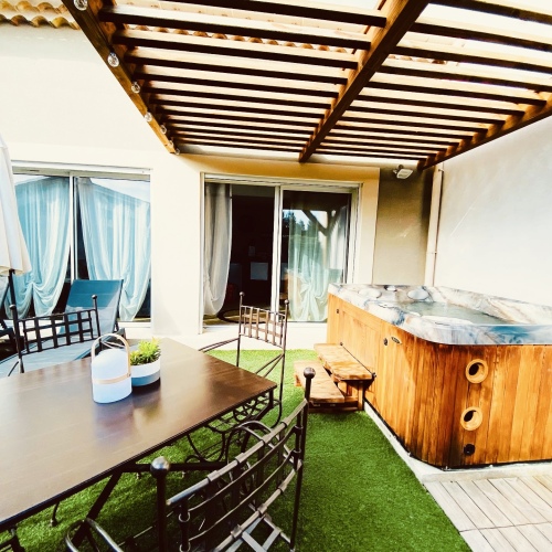 Spa extérieur jardin coin repas