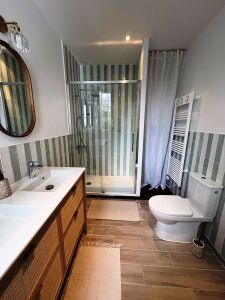 salle bains spacieuse 