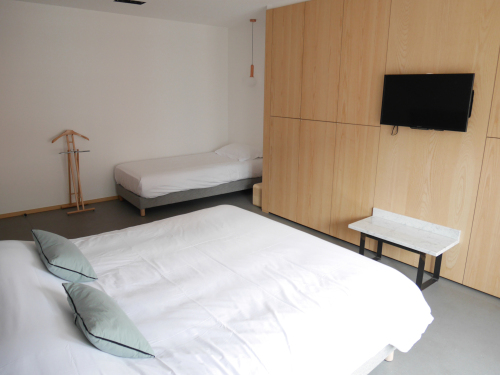 Chambre lit King Size lit simple et TV