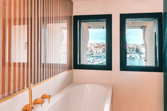 Chambre 3 double pommeau de douche et baignoire avec sur sur le Vieux Port