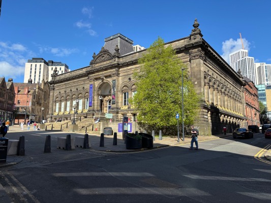 Stylish 2-Bed 2-Bath Apartment in Newly Renovated Victorian Building – Prime Leeds City Centre near Station