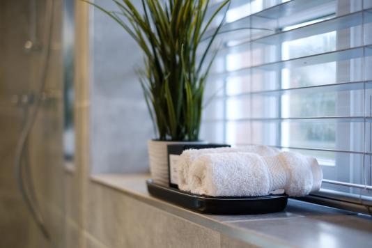The fully tiled bathroom.