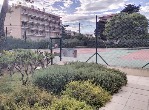 2 terrains de tennis dans la résidence