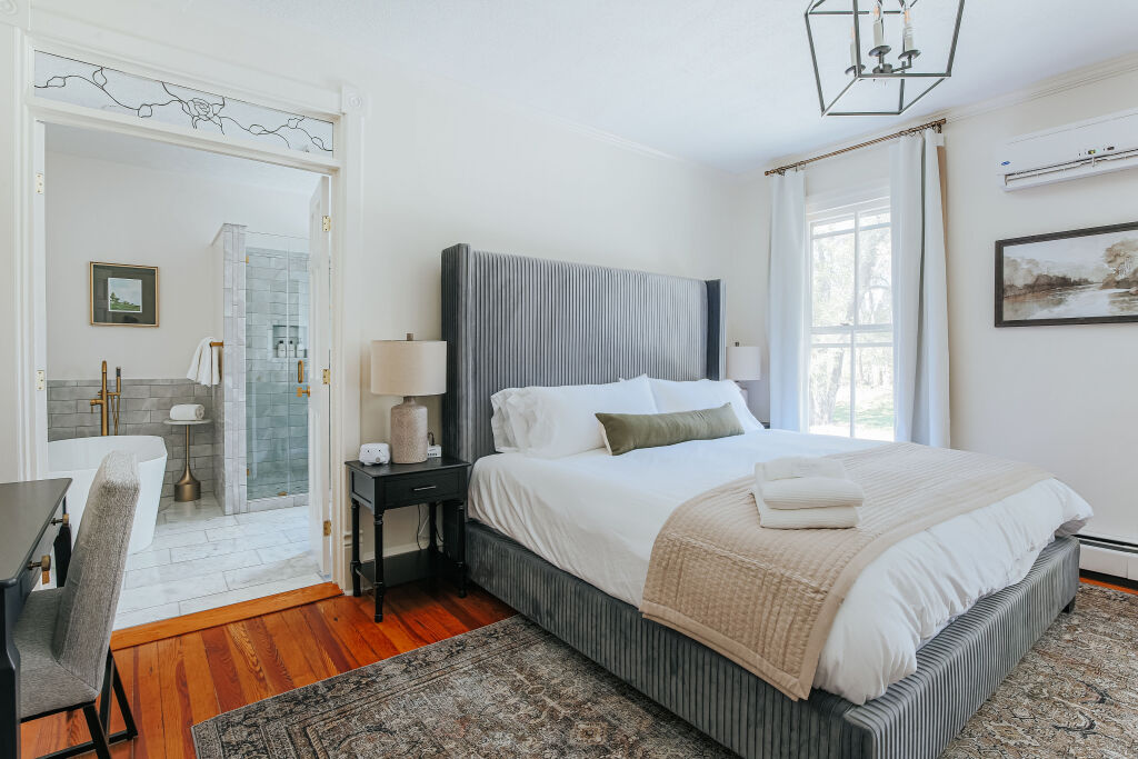 Suite 3-King-Standard-Ensuite with Bath