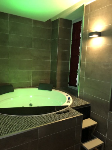 spa avec jeu de lumière