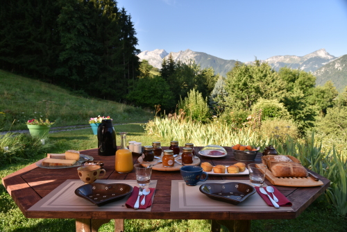 Petit déjeuner extérieur (été)