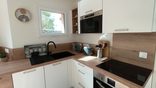 Cuisine ouverte entièrement équipée 