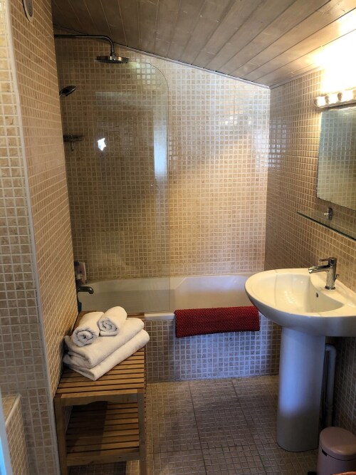 Salle de bain avec baignoire 