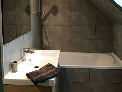 Salle de bain étage avec baignoire, lavabo, WC  et table à langer