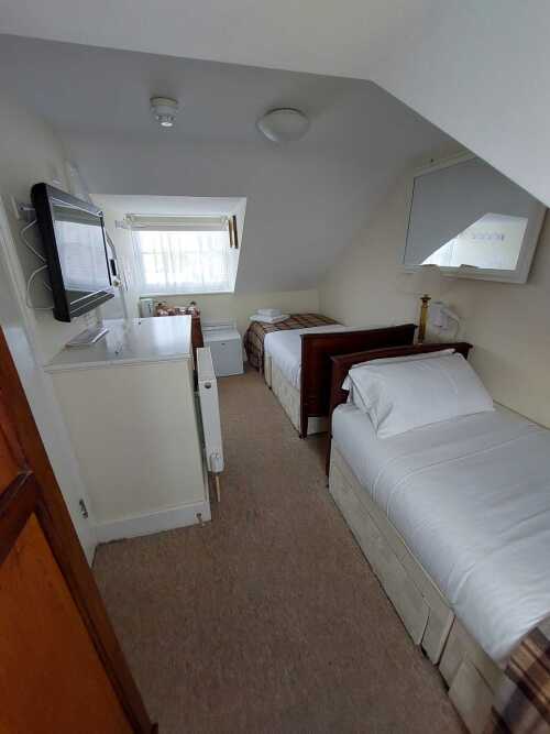 Twin room-Attic-restricted height -Budget-Ensuite with Bath