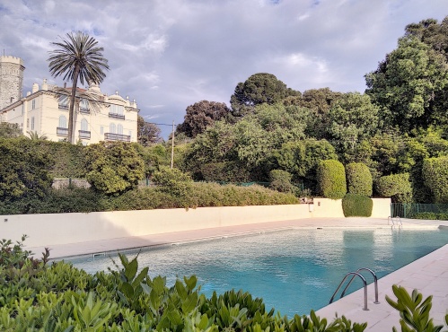 piscine et vue chateau de la Pinède