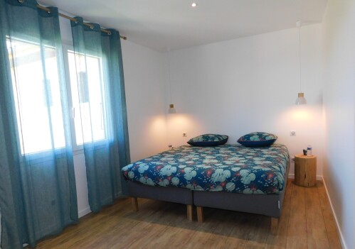 chambre spacieuse vue sur jardin