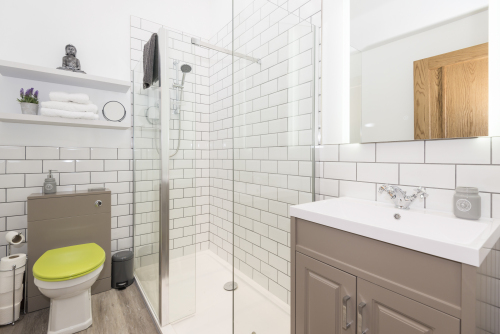 Large walk in shower and amenities in 2 Wee-Kalf