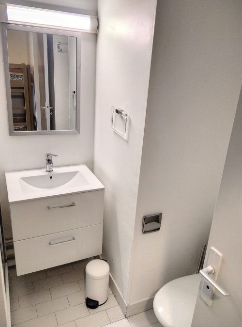 toilettes dans la salle de bain