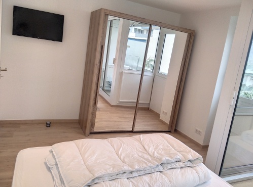 TV et dressing dans la chambre à coucher