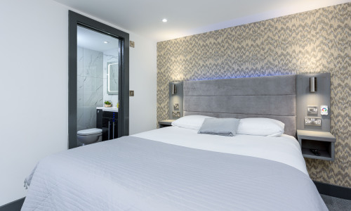 Deluxe-King-Ensuite with Shower - Base Rate
