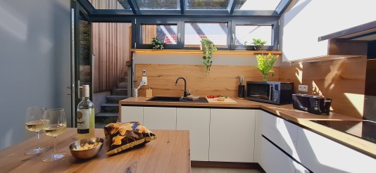 cuisine et accès terrasse à l'arrière