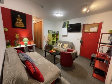 Petit salon TV cosy avec un canapé lit