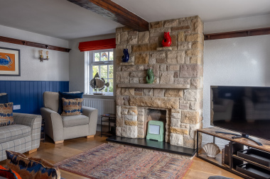 Large Lounge Area with Fantastic Views