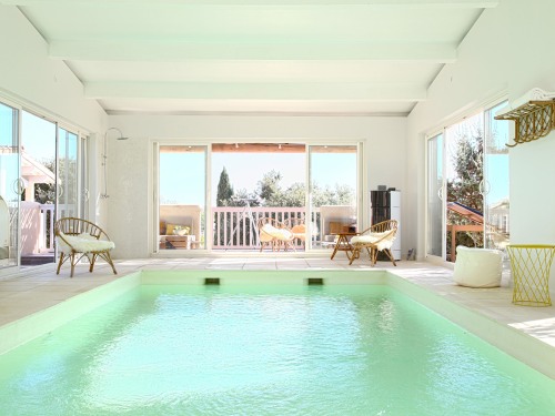 Chambre à 2 ou 3, terrasse et accès piscine intérieur