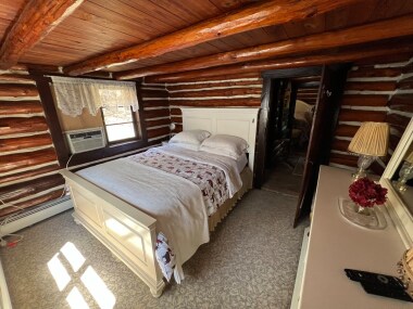 Master bedroom (main level)