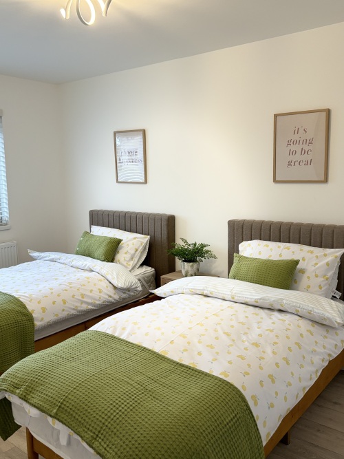 Bedroom 2 - 2 x single beds