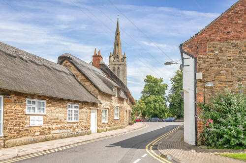 The Limes - Beautiful Town House Apartment, Oakham - Street view of church 