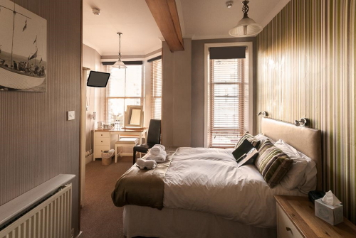 Double/Twin + Sofa-King-Triple room-Ensuite - Base Rate - Room Only
