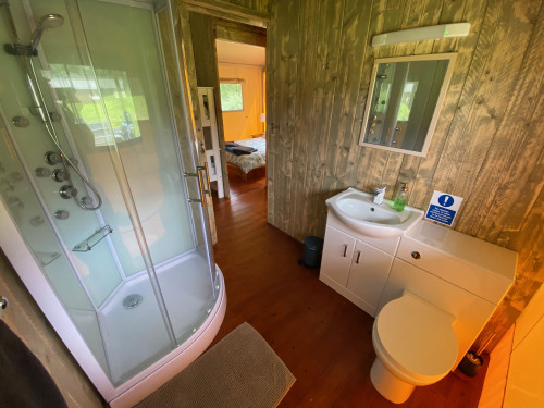 Full bathroom facilities with awesome shower