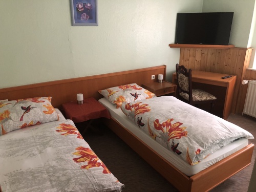 Dreibettzimmer-Klassisch-Eigenes Badezimmer-Dreibettzimmer - Standardpreis
