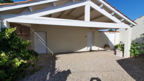 Auvent clos de mur avec portail électrique