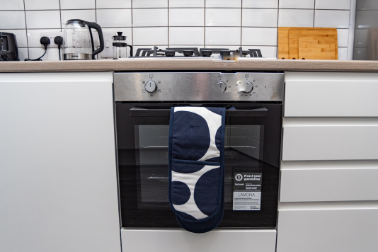 Easy-to-use electric oven with all the cookware and essentials you need to batch-cook or prepare meals for yourself, your family or your team.