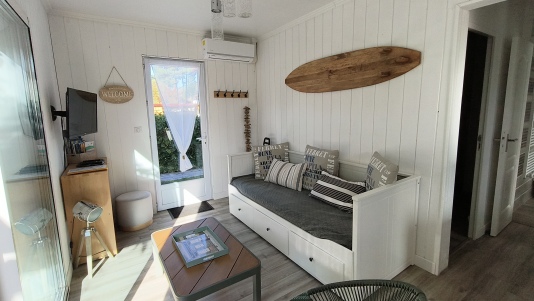 Coin salon avec télévision et banquette lit 1 place