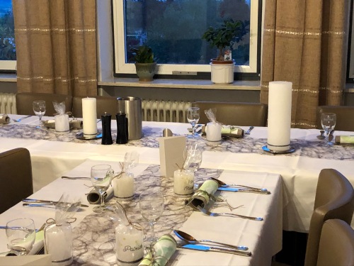 Feierliche Eindeckung des Restaurants