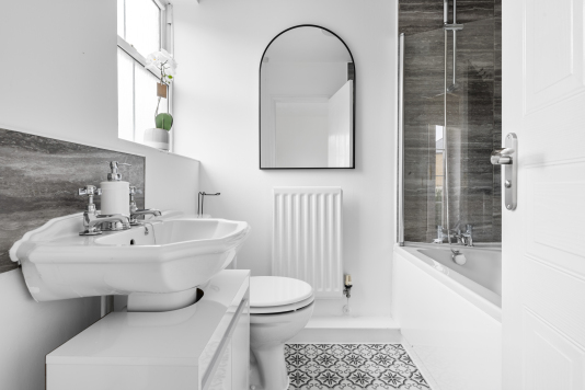 Beautiful and spacious bathroom (2)
