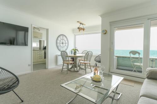 Tides - Beach front apartment in Bracklesham Bay - Open plan living/dining and kitchen with sea views