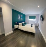 2 Bedroom Flat: King Bed