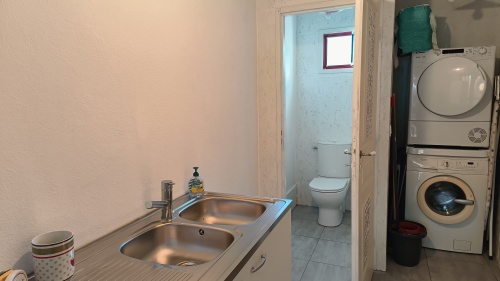 buanderie (évier, WC, sèche linge, machine à laver)
