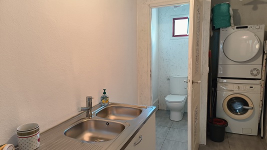 buanderie (évier, WC, sèche linge, machine à laver)