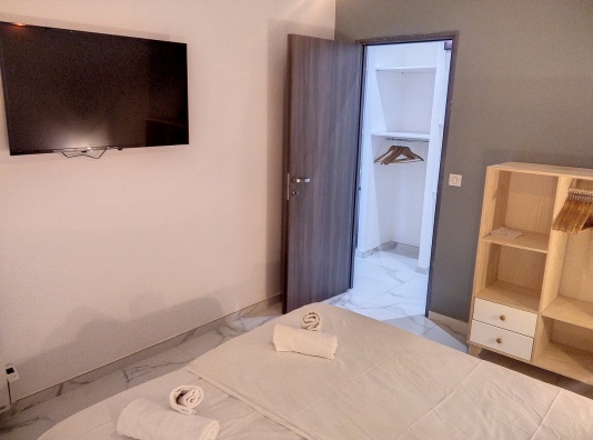 Lit double TV murale et rangement