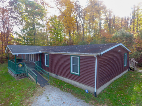 Bobcat Cabin comfortably sleeps 14 guests Located centrally in Hocking Hills, OH