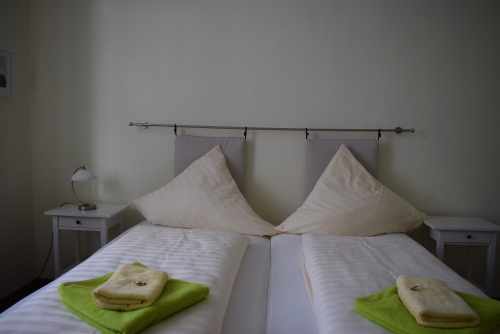 Doppelbett oder zwei Einzelbetten-Eigenes Badezimmer-Strassenblick - Standardpreis ab 2 Nächte
