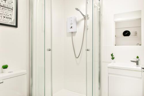 ROOM 2 BATHROOM