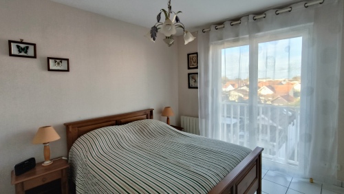 chambre 1 donnant sur piste cyclable à l'arrière