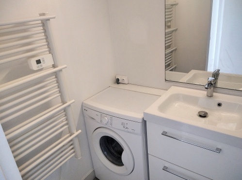 machine à laver et sèche serviettes dans la salle de bain