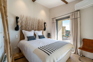 La Chambre Turquoise aux Autruches, vue sur l'extérieur