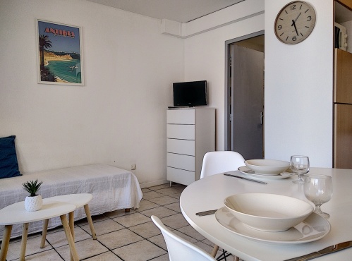 TV et commode dans le salon