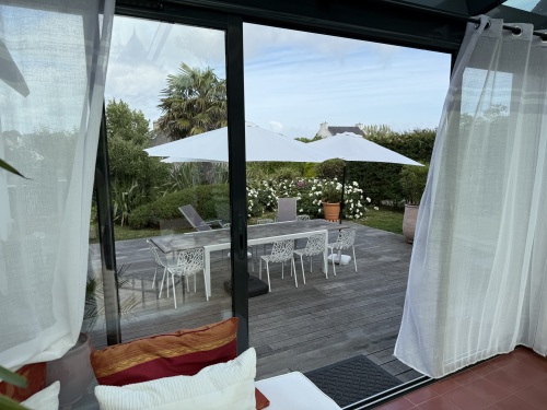 vue sur la terrasse depuis la véranda